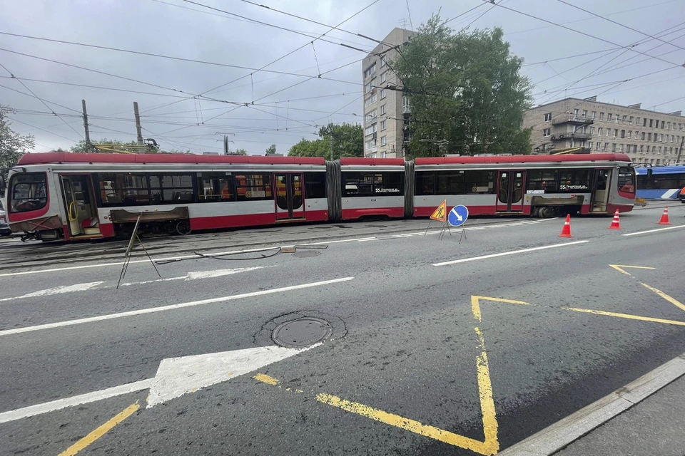 В Петербурге трамвай сошел с рельсов и встал поперек дороги. Фото: https://t.me/Megapolisonline