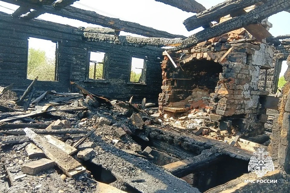 Подворье уничтожил огонь.