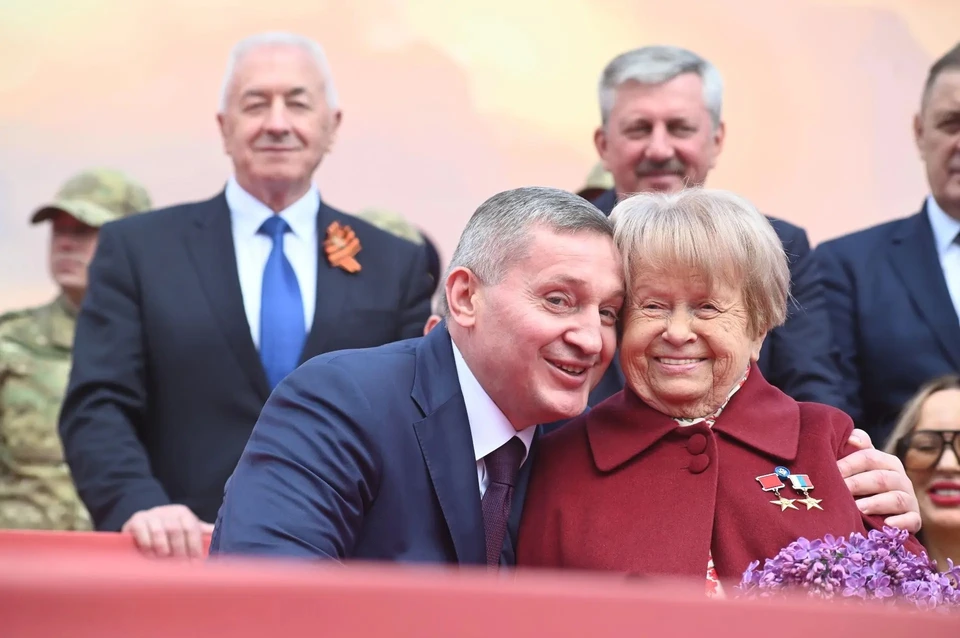 Александра Пахмутова и губернатор Андрей Бочаров на параде.