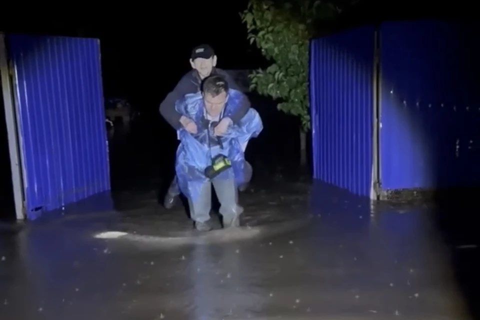 Мужчину вынесли из затопленного сарая Фото: кадр из видео