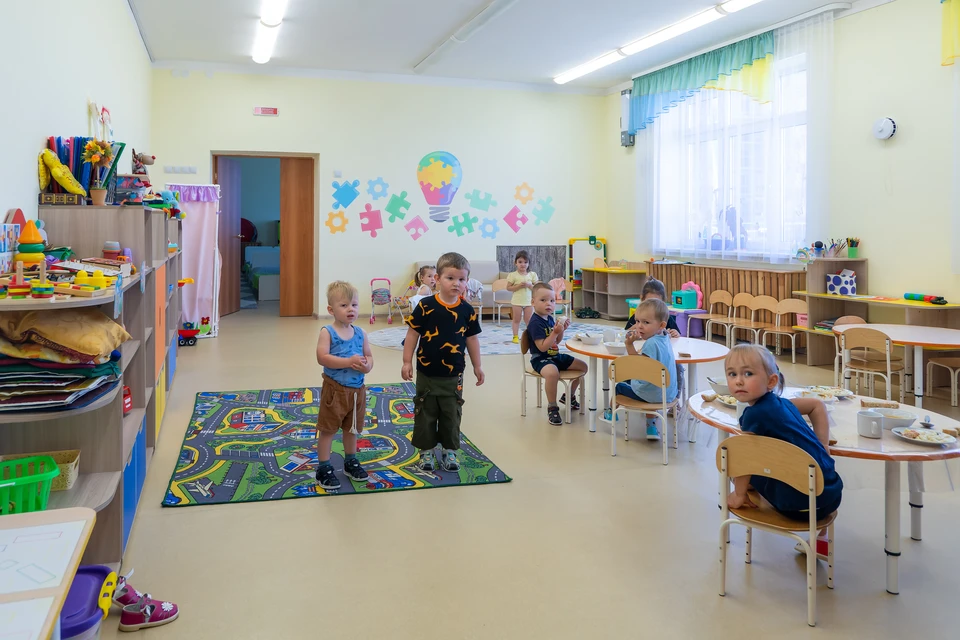Мамы и папы дошкольников увидят адреса садов, где есть свободные места, на сайте департамента образования