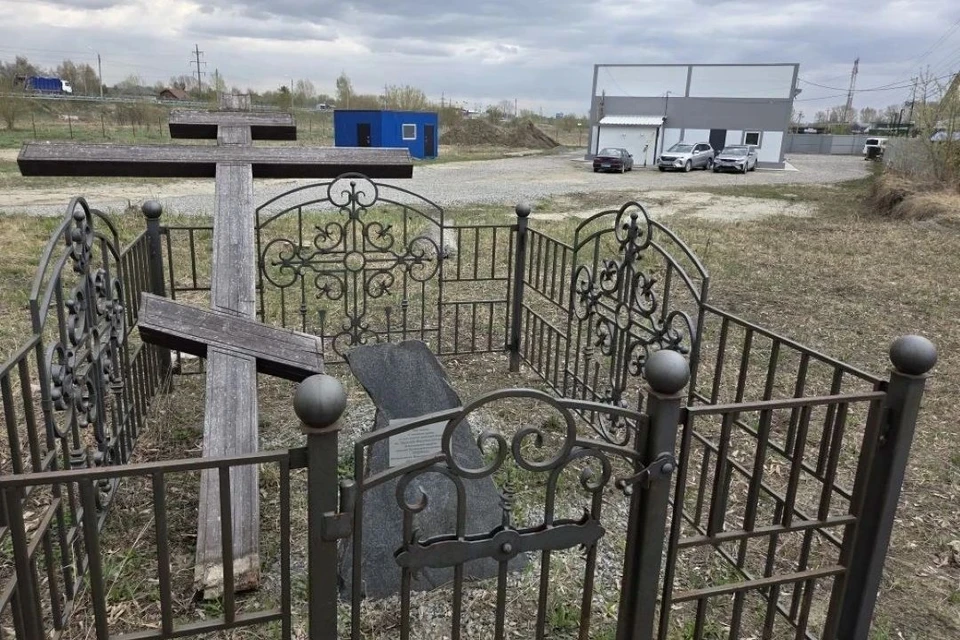 Сильный ветер повалил святыню у въезда в поселок Приобский. Фото: ГКУ НСО «Центр ГО, ЧС и ПБ».