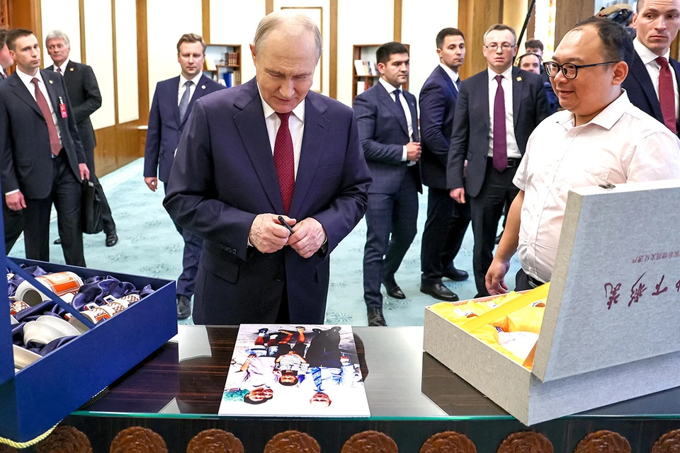 Путин получил подарок от китайского инженера: их трогательная встреча случилась спустя 26 лет