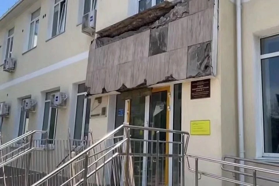 После обрушения балкона в школе СК завел уголовное дело. Скриншот из видео СК РФ