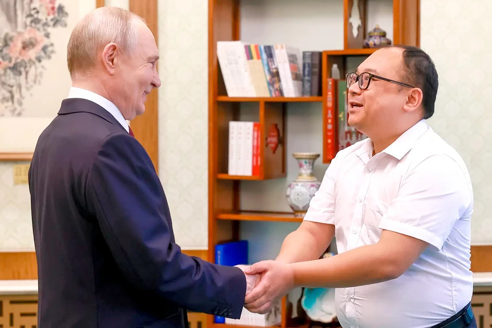 Президент России Владимир Путин и инженер Пэн Пай.