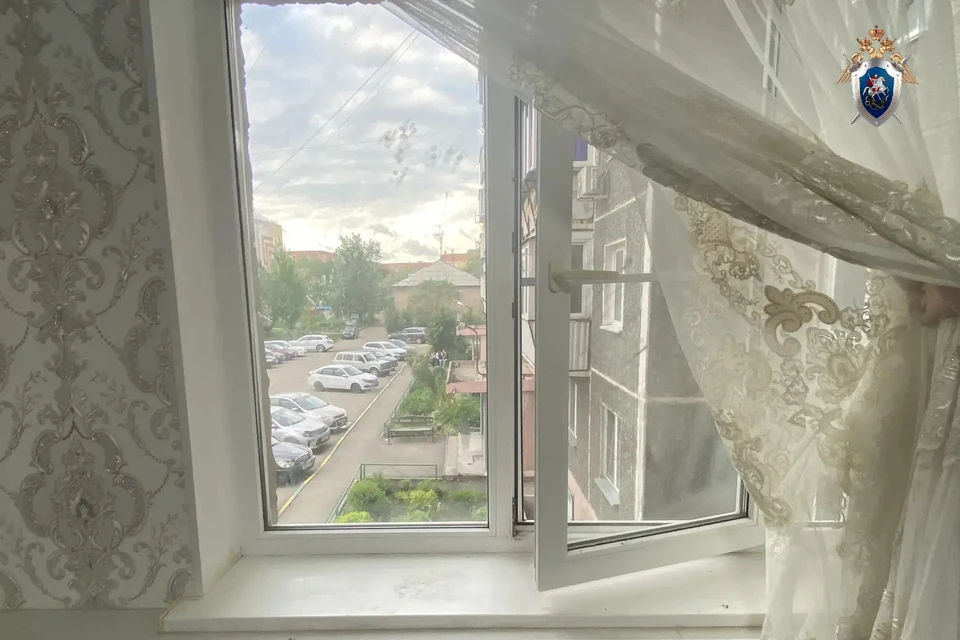 В окне, из которого упал мальчик, в ходе следственного эксперимента поставили на место сетку. Фото: СК РФ по Челябинской области.