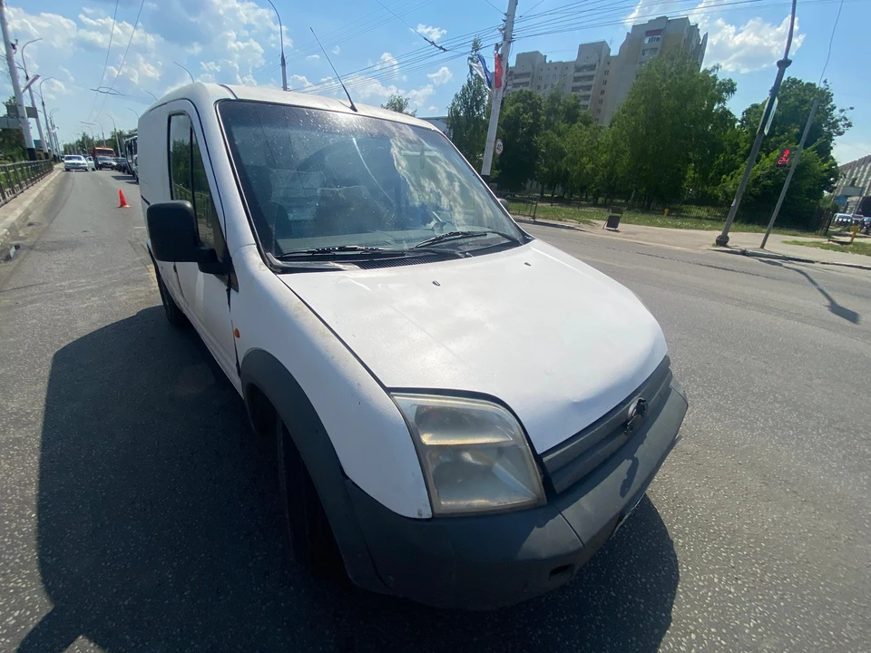 Мужчина отправился через дорогу на запрещающий сигнал светофора