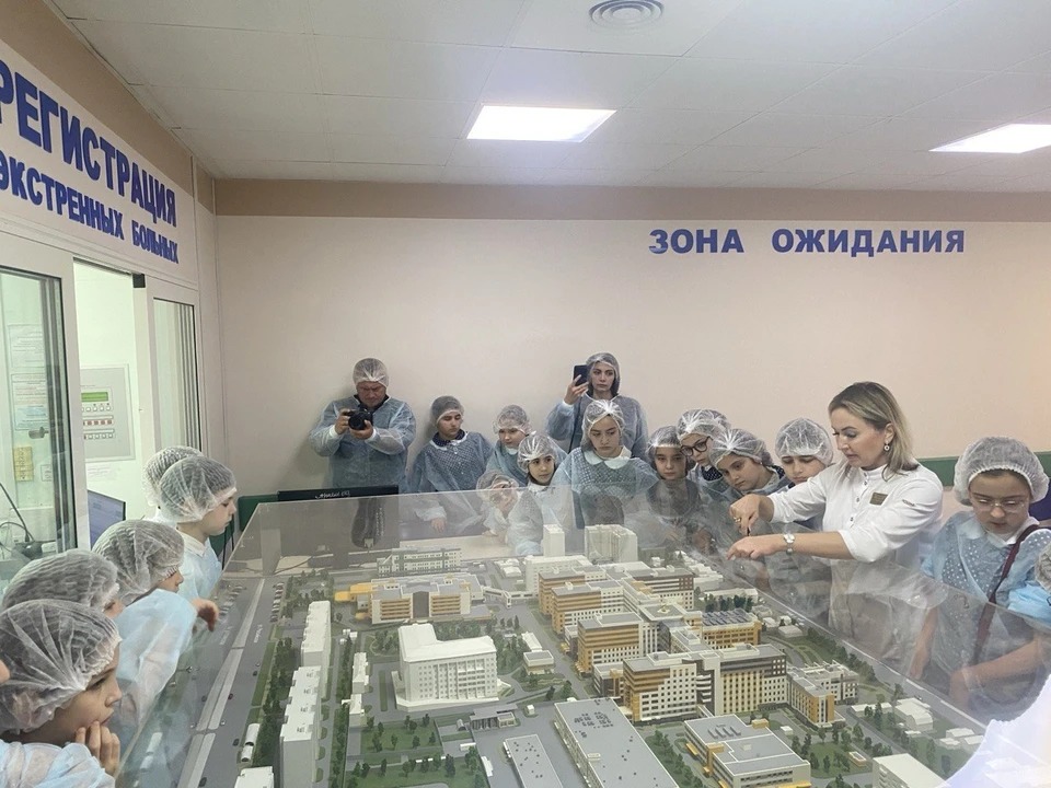 Школьников впечатлила главная больница края. Им ее показали и на макете