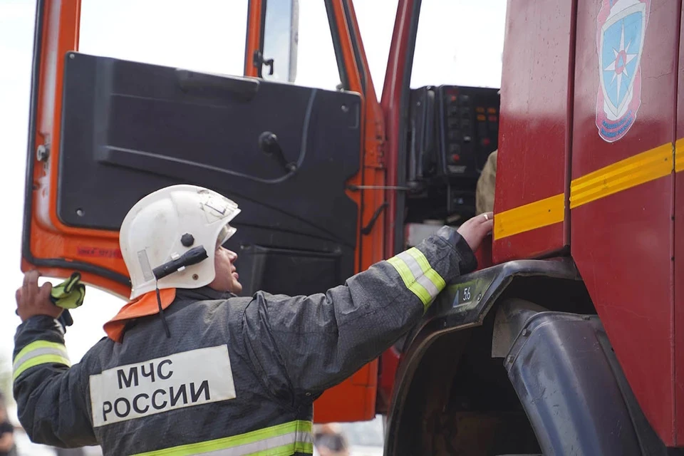Пожар в частном доме в Троицке локализовали на площади двух строений