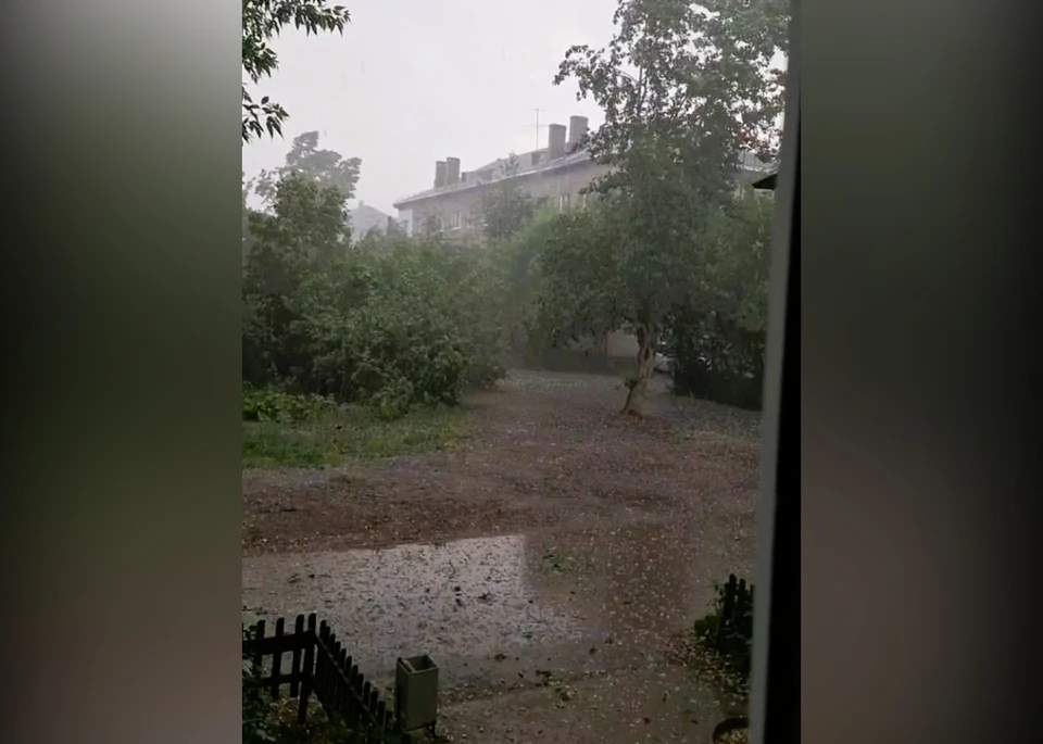 Крупный град побил машины, балконы и людей в Нижегородской области.