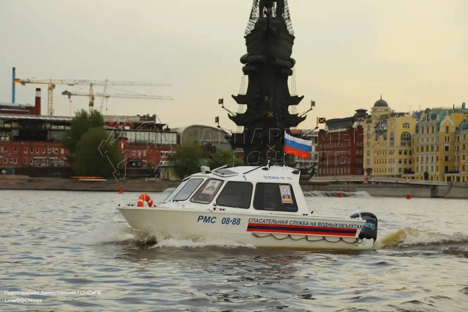 Спасатели вытащили мужчину из Водоотводного канала Москва-реки Фото: Департамент по делам гражданской обороны, чрезвычайным ситуациям и пожарной безопасности Москвы