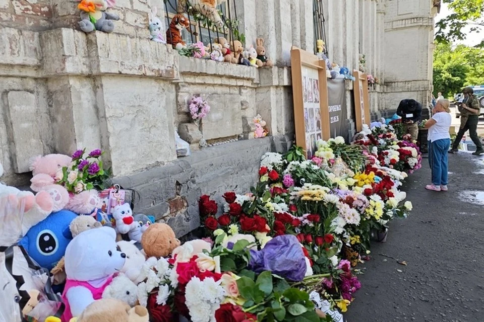 Жители Старобельска сделали мемориал в память о погибших студентах