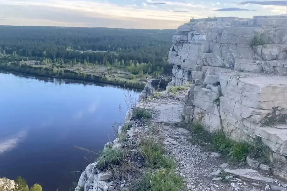 Студентка сорвалась со скалы во время фотосъемки в Усольском районе и погибла.