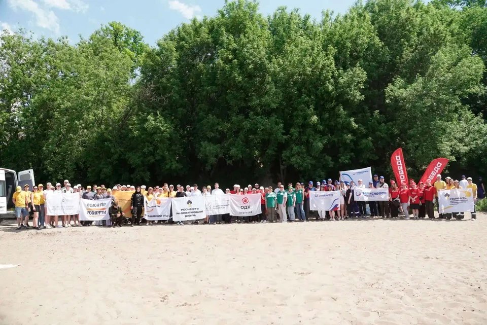 Волонтеры движения «Экоравновесие» объединились в День Волги для проведения субботника на берегу реки в Самаре.