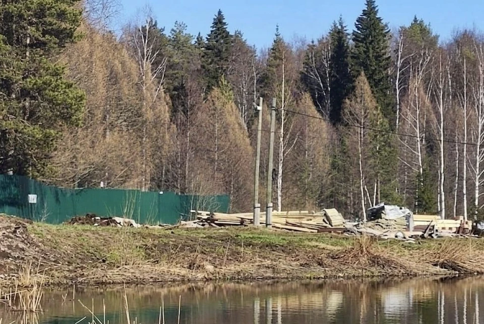 В Кирово-Чепецком районе приставы заставили фирму убрать заборы с берега реки. Фото: УФССП России по Кировской области.