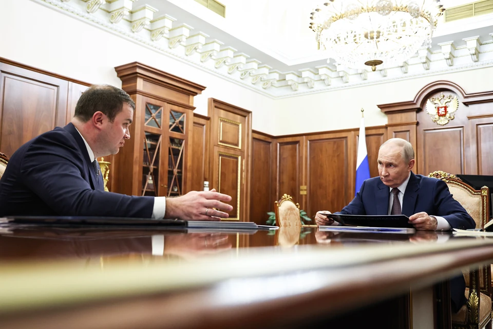 Владимир Путин и губернатор Омской области Виталий Хоценко во время встречи в Кремле. Фото Вячеслав Прокофьев/пресс-служба президента РФ/ТАСС