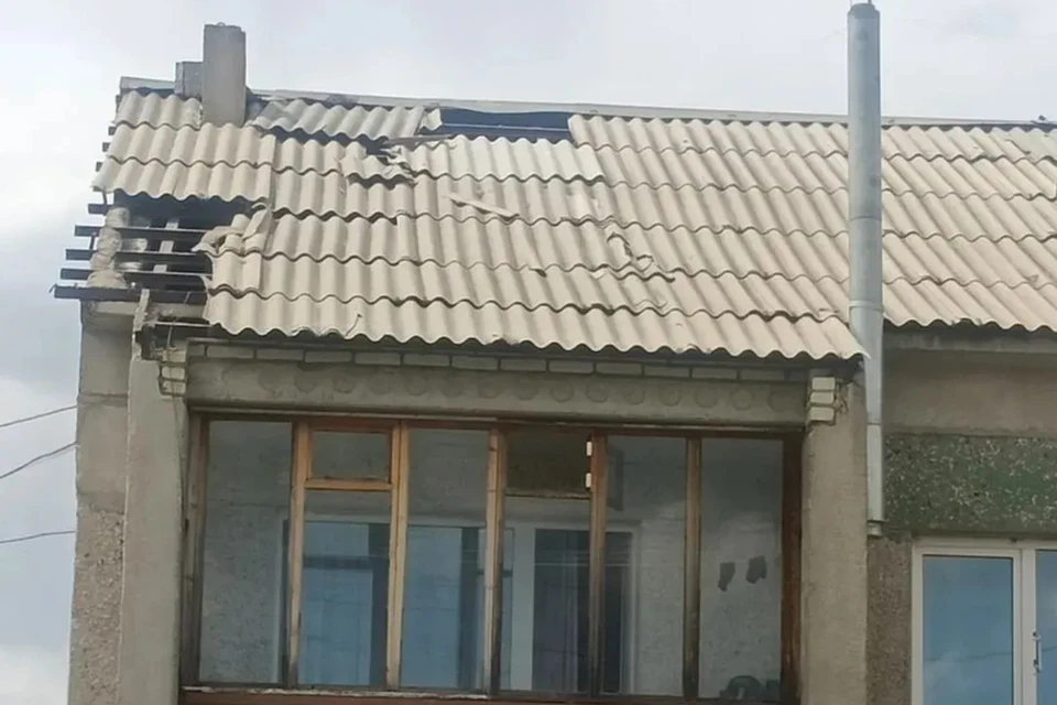 Стихия повредила не только деревья, но и дома. Фото: Артем Яхимович / ВКонтакте.