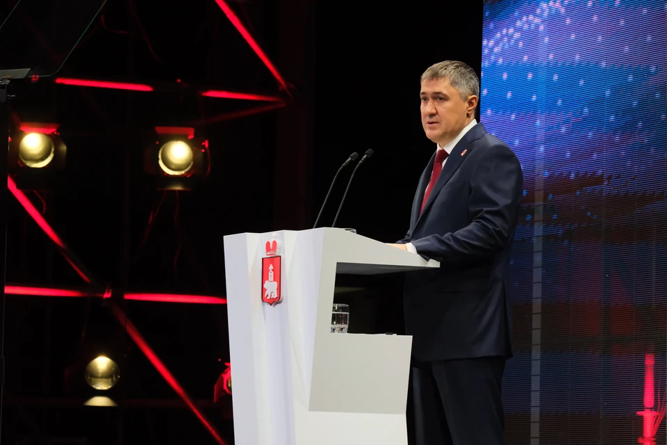 Свою речь Дмитрий Махонин начал с благодарности сотрудникам пожарной охраны за профессионализм и оперативную слаженную работу при ликвидации последствий атаки БПЛА.