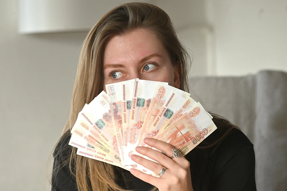 Когда пропадает мобильный интернет, иметь с собой немного налички не помешает.