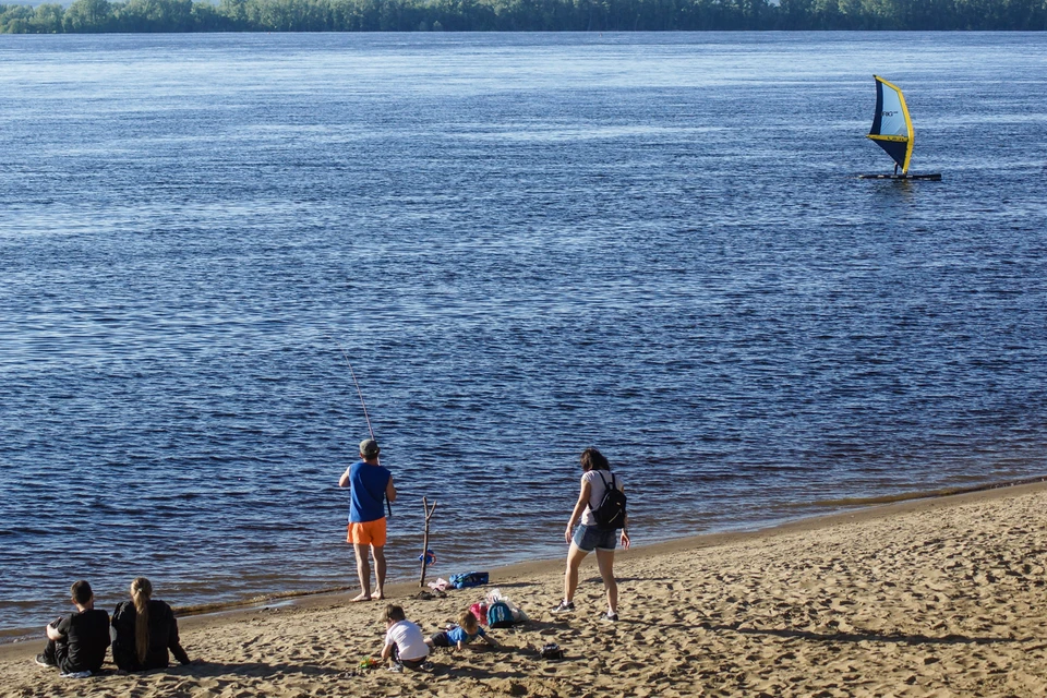 Вода в Волге пока холодная, купаться еще рано.