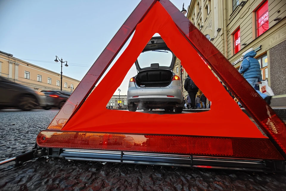За несколько минут до прибытия на вокзал автобус попал в аварию с двумя легковушками.