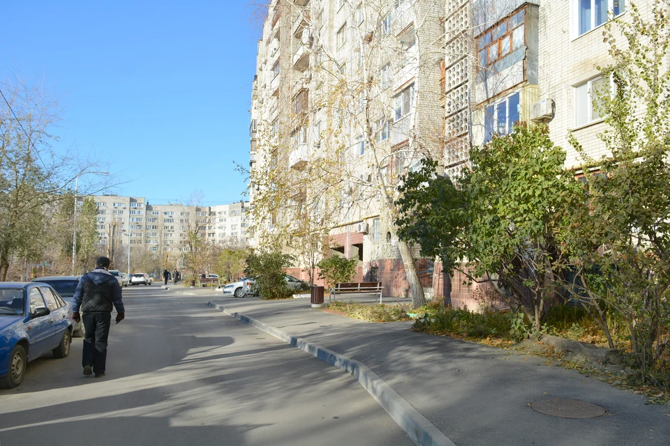 В припаркованную иномарку врезался контейнер. Фото из архива