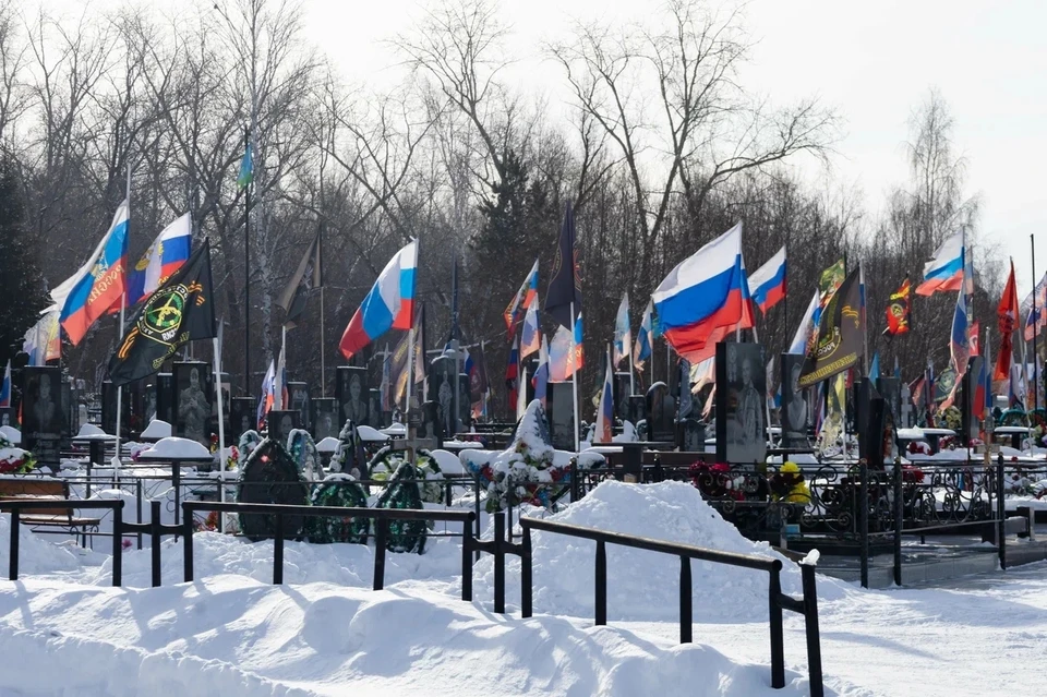 Листовки были расклеены в местах захоронения военнослужащих, погибших в ходе специальной военной операции
