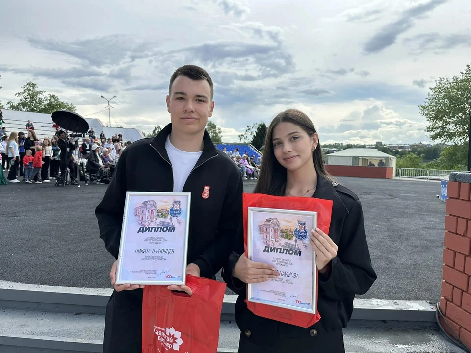 Лиза и Никита стали победителями среди выпускников одиннадцатых классов