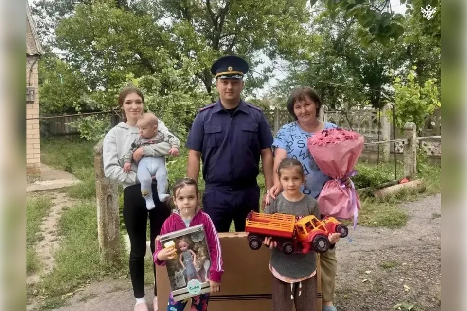 Многодетной семье участника СВО подарили телевизор и игрушки. Фото: СУ СК РФ по Херсонской области