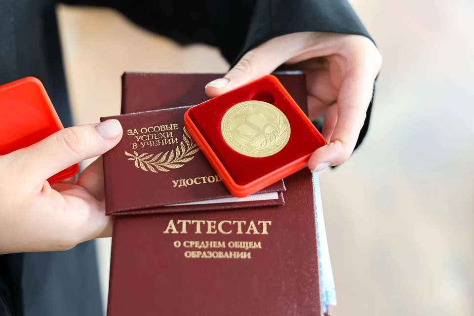 Аттестаты планируют получить 13 тысяч девятиклассников и 5,5 тысячи одиннадцатиклассников.
