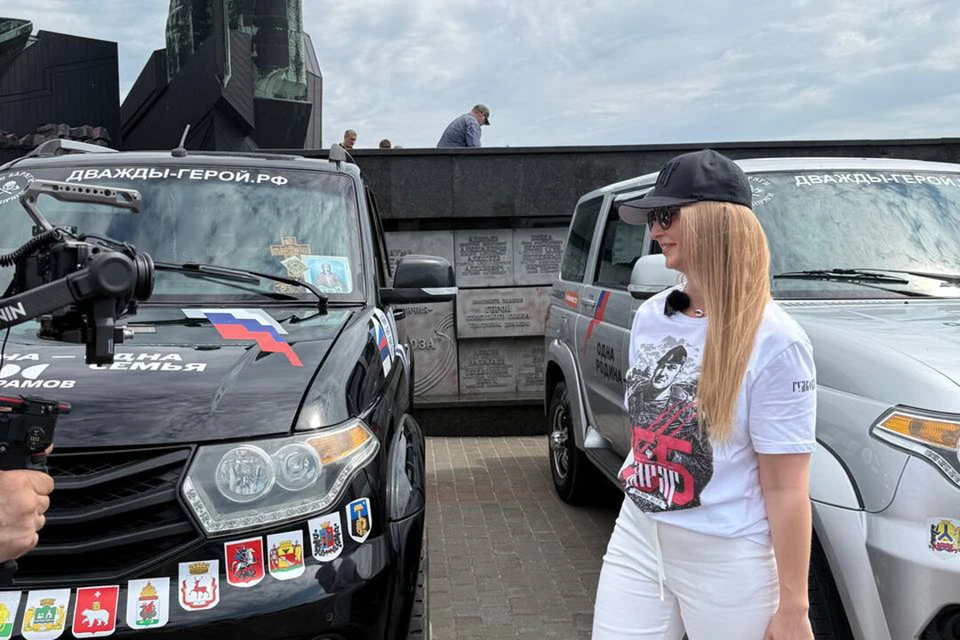 Автоколонну встретили у памятника Освободителям Донбасса. Фото: Пресс-служба «12 храмов»