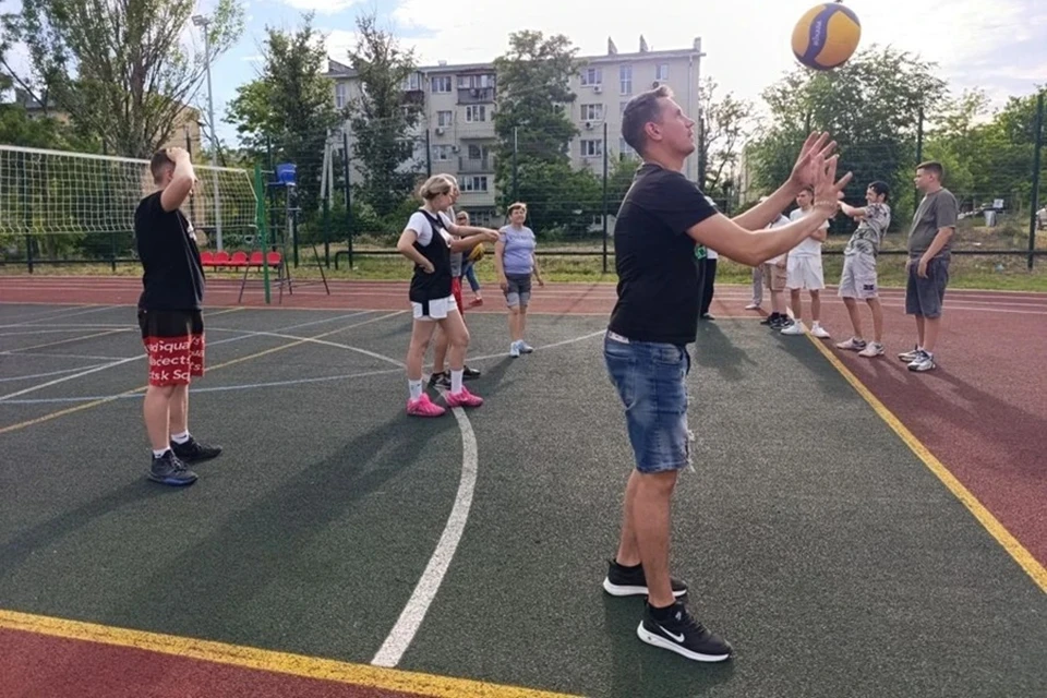 В Мариуполе провели мастер-класс по волейболу для спортсменов с нарушением слуха. Фото: Администрация Мариуполя