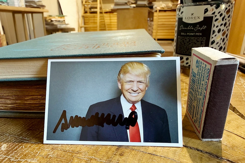 Автограф Дональда Трампа, который оценили в 120 тысяч рублей, оставлен на небольшой карточке - такие раздавали во время его избирательной кампании в 2016 году
