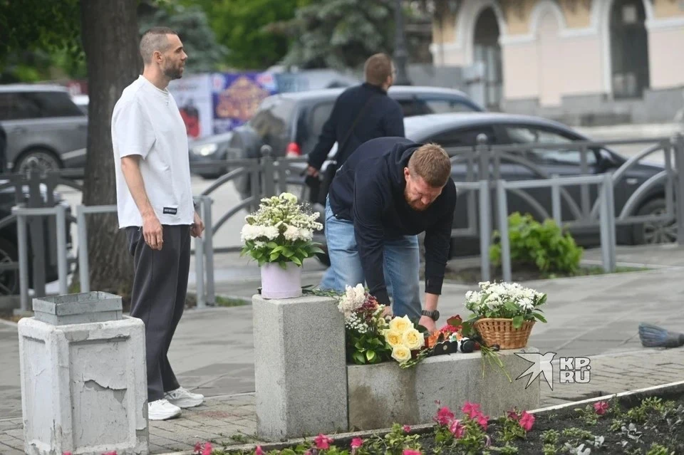 Жители Екатеринбурга несут цветы и игрушки к месту смертельного ДТП