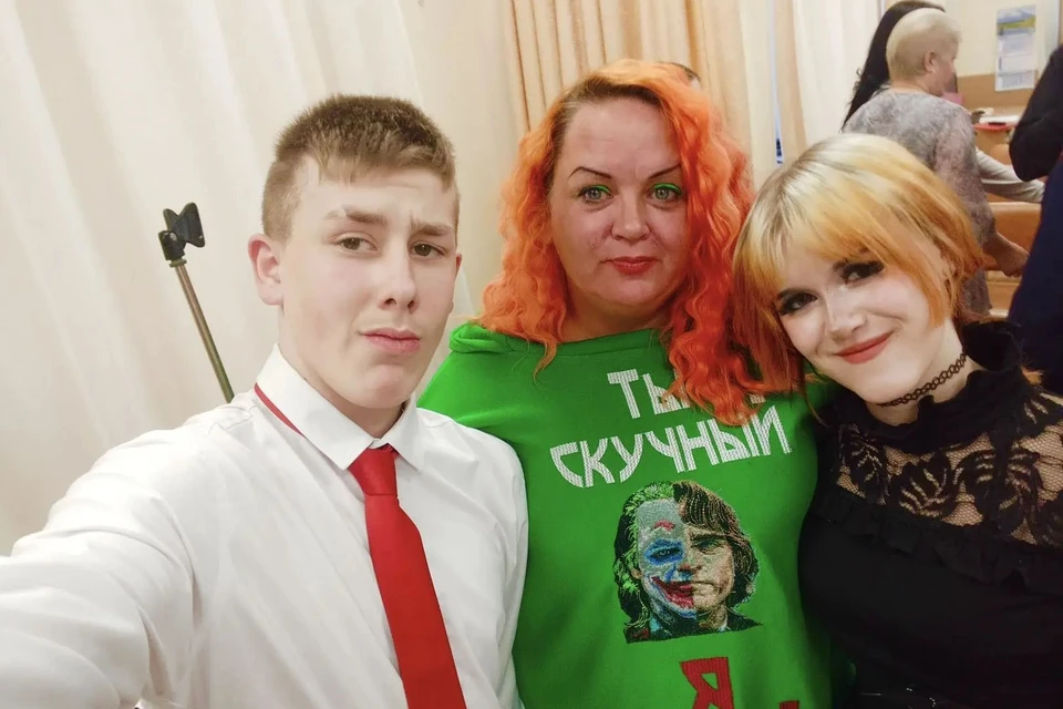Мария Шен с двумя приемными подростками