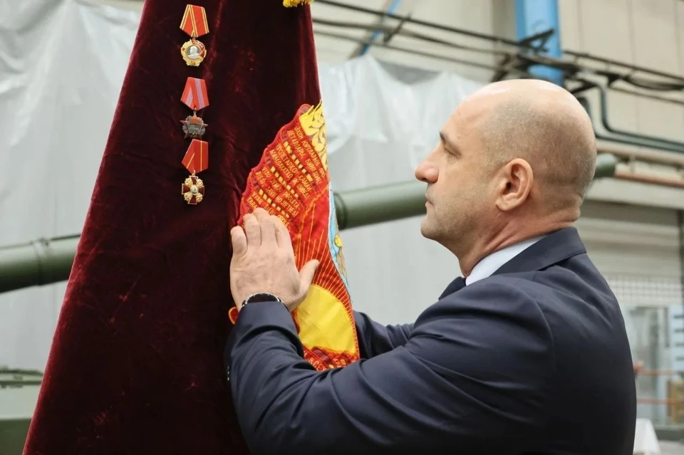 Артем Жога вручил Орден Александра Невского «Уралвагонзаводу». Фото: канал Артема Жоги