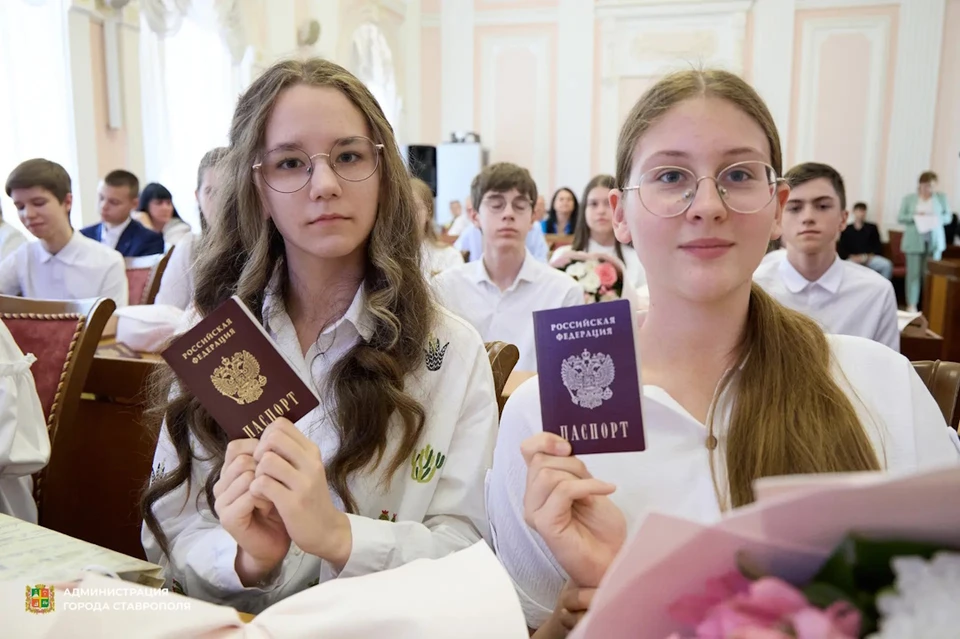 Важный документ получили 19 подростков. Фото: администрация Ставрополя