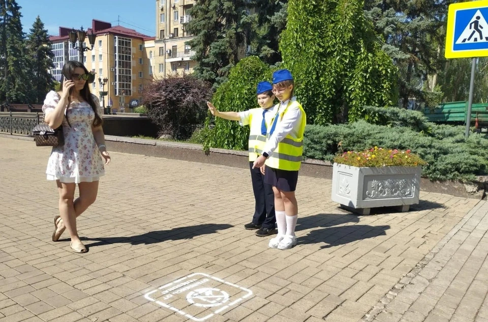 В Донецке стартовала необычная профилактическая акция, призванная напомнить жителям о важности соблюдения Правил дорожного движения. Фото: МВД по ДНР