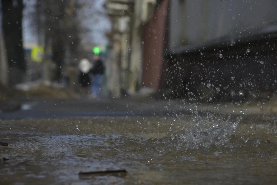 В Москве мужчина на сапборде помогает выбраться водителям подтопленных авто