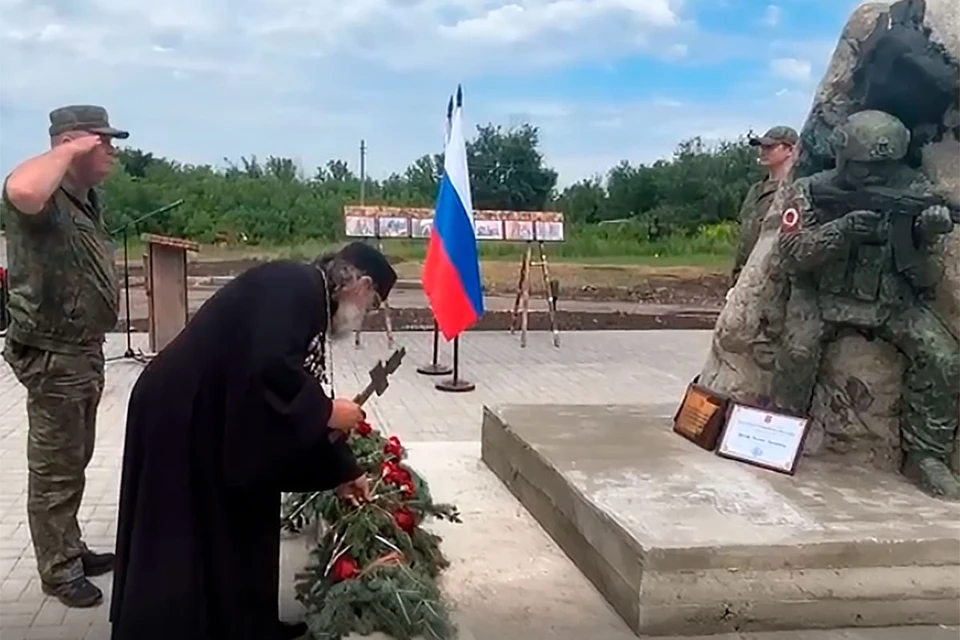 В ДНР прошло открытие памятника, увековечившего память военнослужащих, погибших при выполнении задач в рамках спецоперации.