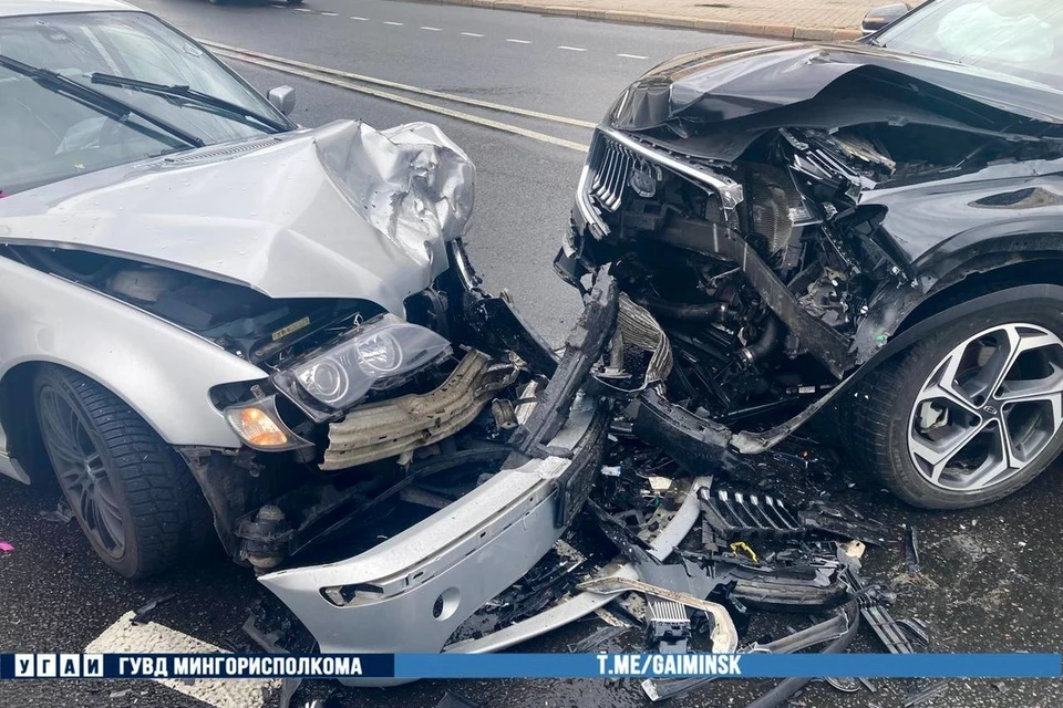 Один человек попал в больницу после лобового ДТП двух авто в Минске. Фото: телеграм-канал УГАИ ГУВД Мингорисполкома