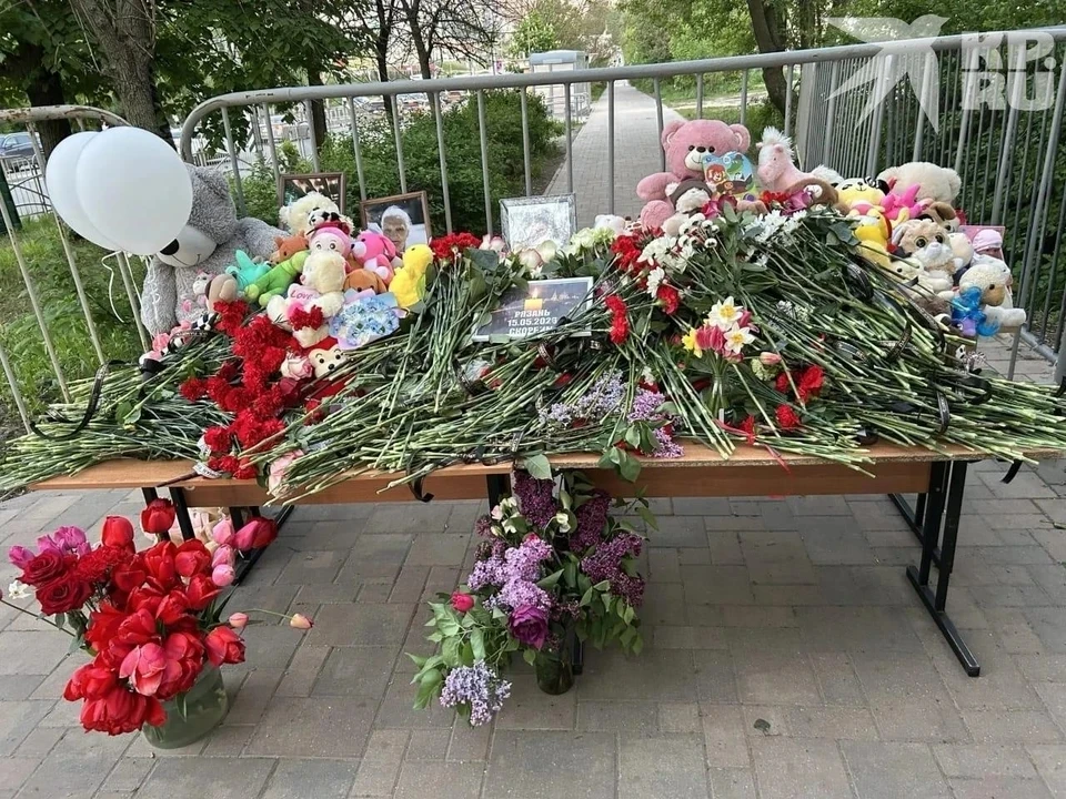 Стихийный мемориал у на улице Новоселов, 42.