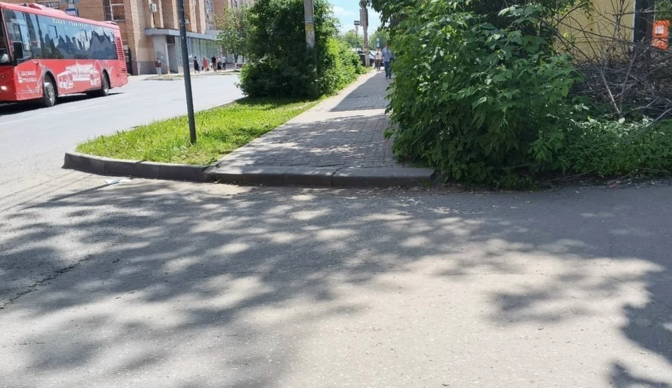 Житель Калуги попросил занизить бордюр чтобы не выезжать на дорогу.