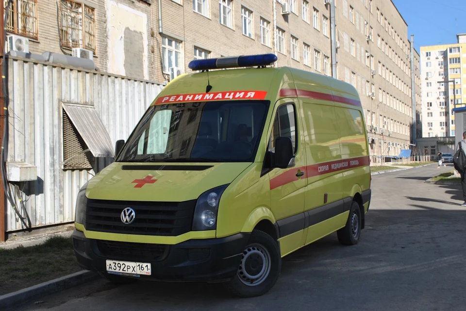 Девочку привезли на скорой в больницу.