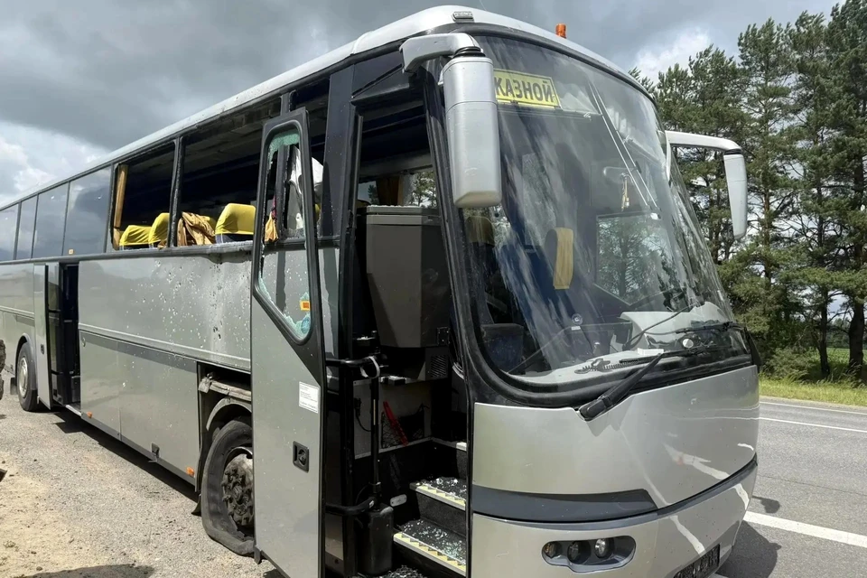 В передней части автобуса справа выбиты стекла, видны осколочные повреждения на кузове, повреждено колесо. Фото: Егор Ковальчук / max.ru/evkovalchuk