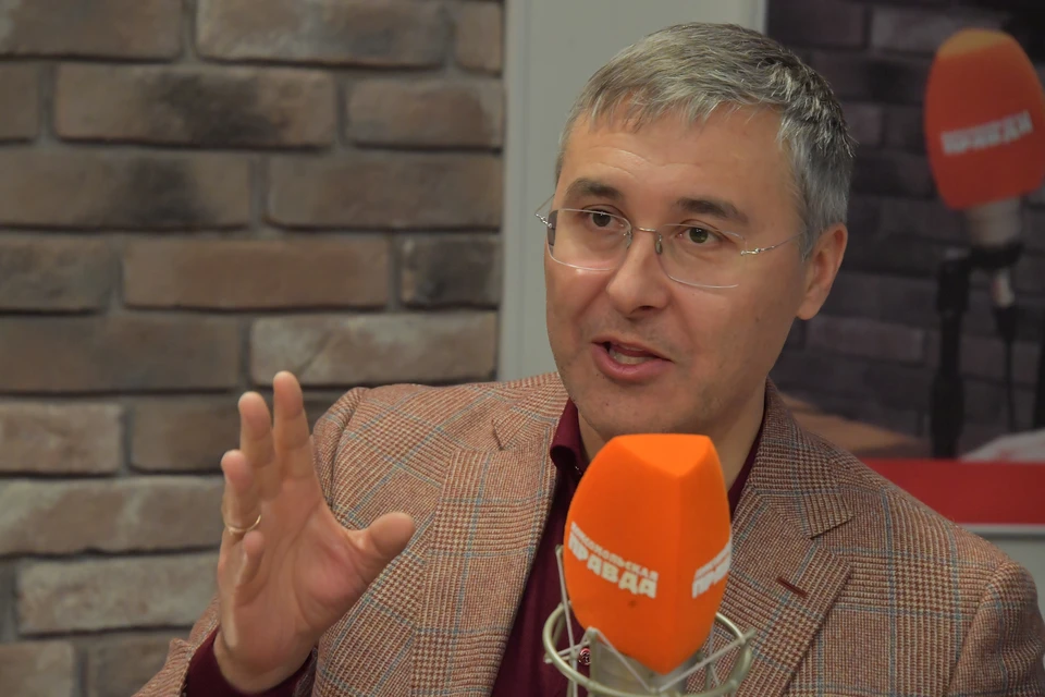 Фальков отметил, что сегодня идет разумная балансировка между средним профессиональным и высшим образованием