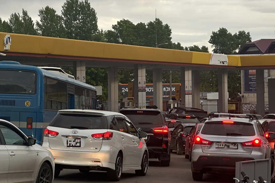 Автомобилисты жалуются на очереди на заправках Иркутской области.