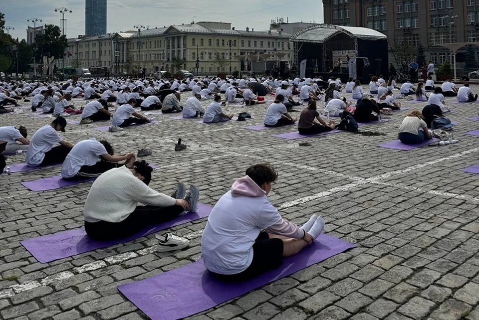 Екатеринбуржцы устроили массовую тренировку по йоге. Фото: канал «Екат на связи»