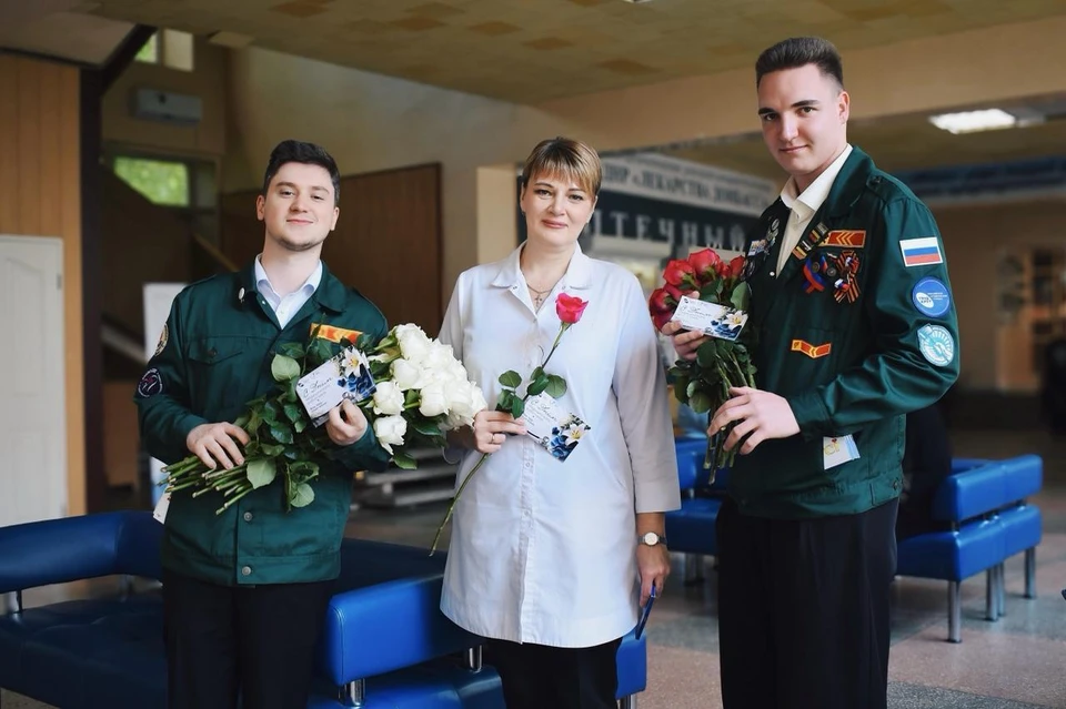 Студотряды поздравили врачей с профессиональным праздником. Фото: Минмолполитики ДНР
