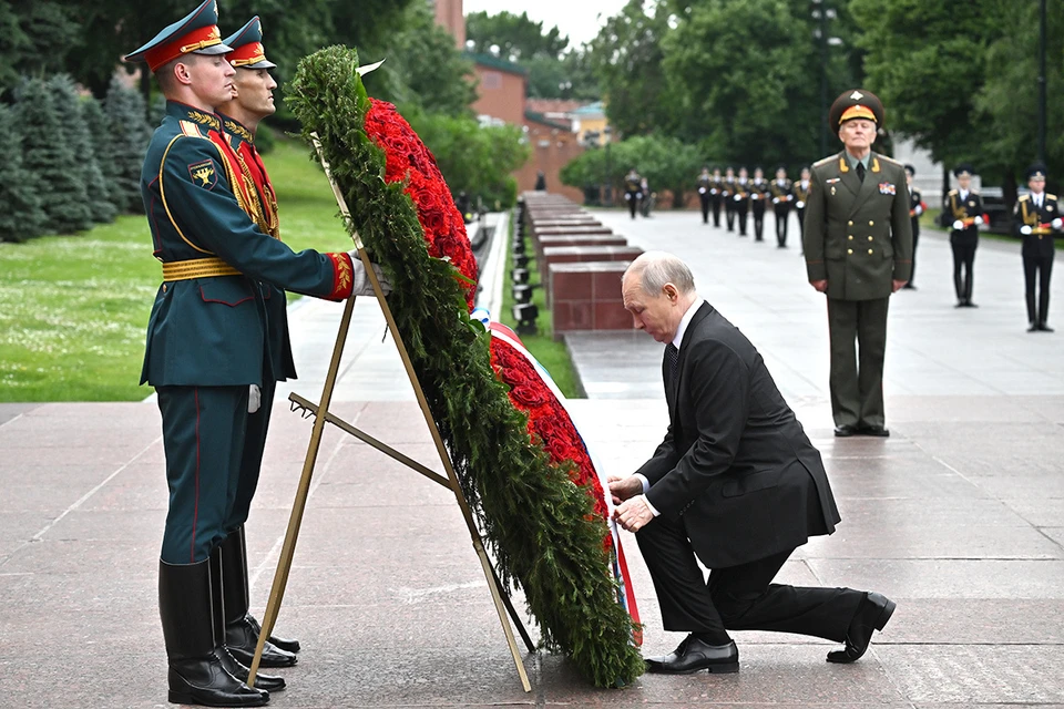 Владимир Путин возложил цветы к памятным знакам городов-героев, включая Киев и Одессу